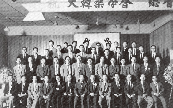 피난 수도 부산시청 회의실에서의 창립 총회 (1951. 12. 6)